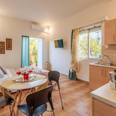 Summer Rose Garden Getaway - A Step To The Beach Kalamata Eksteriør billede
