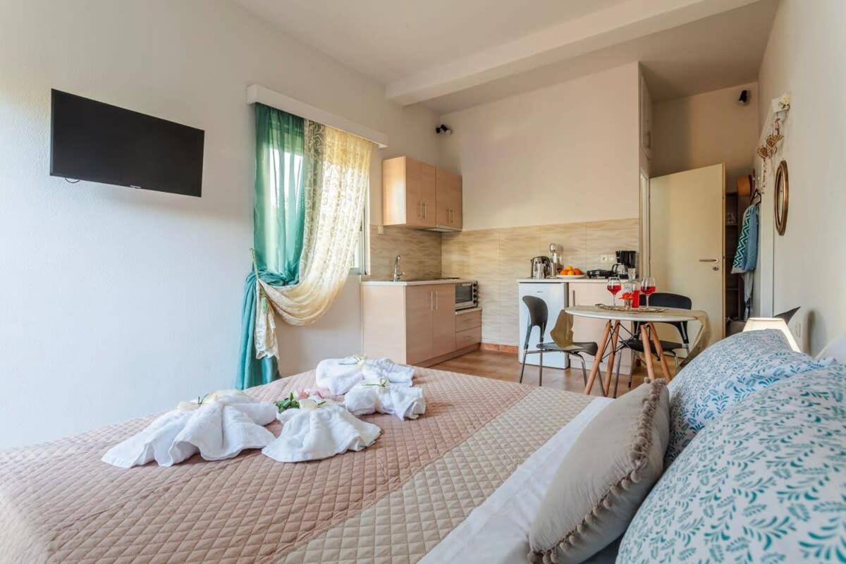 Summer Rose Garden Getaway - A Step To The Beach Kalamata Eksteriør billede