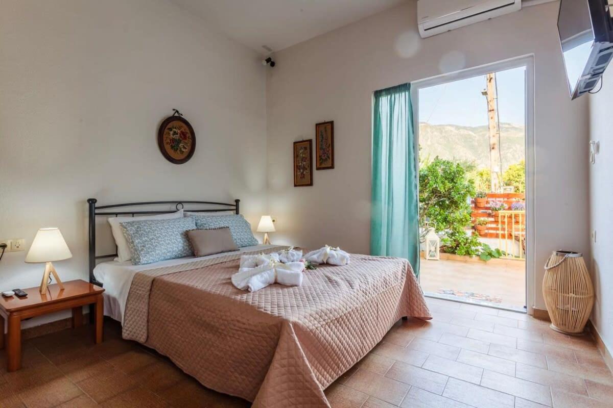 Summer Rose Garden Getaway - A Step To The Beach Kalamata Eksteriør billede
