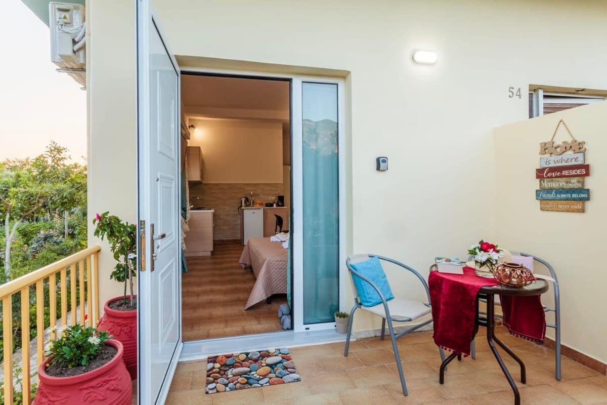 Summer Rose Garden Getaway - A Step To The Beach Kalamata Eksteriør billede
