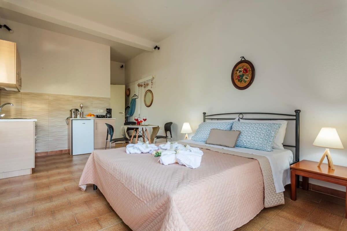 Summer Rose Garden Getaway - A Step To The Beach Kalamata Eksteriør billede