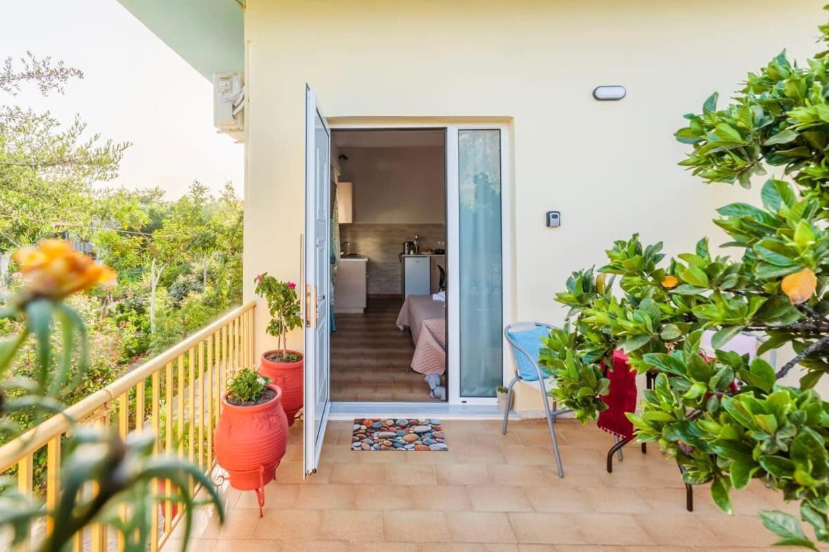 Summer Rose Garden Getaway - A Step To The Beach Kalamata Eksteriør billede