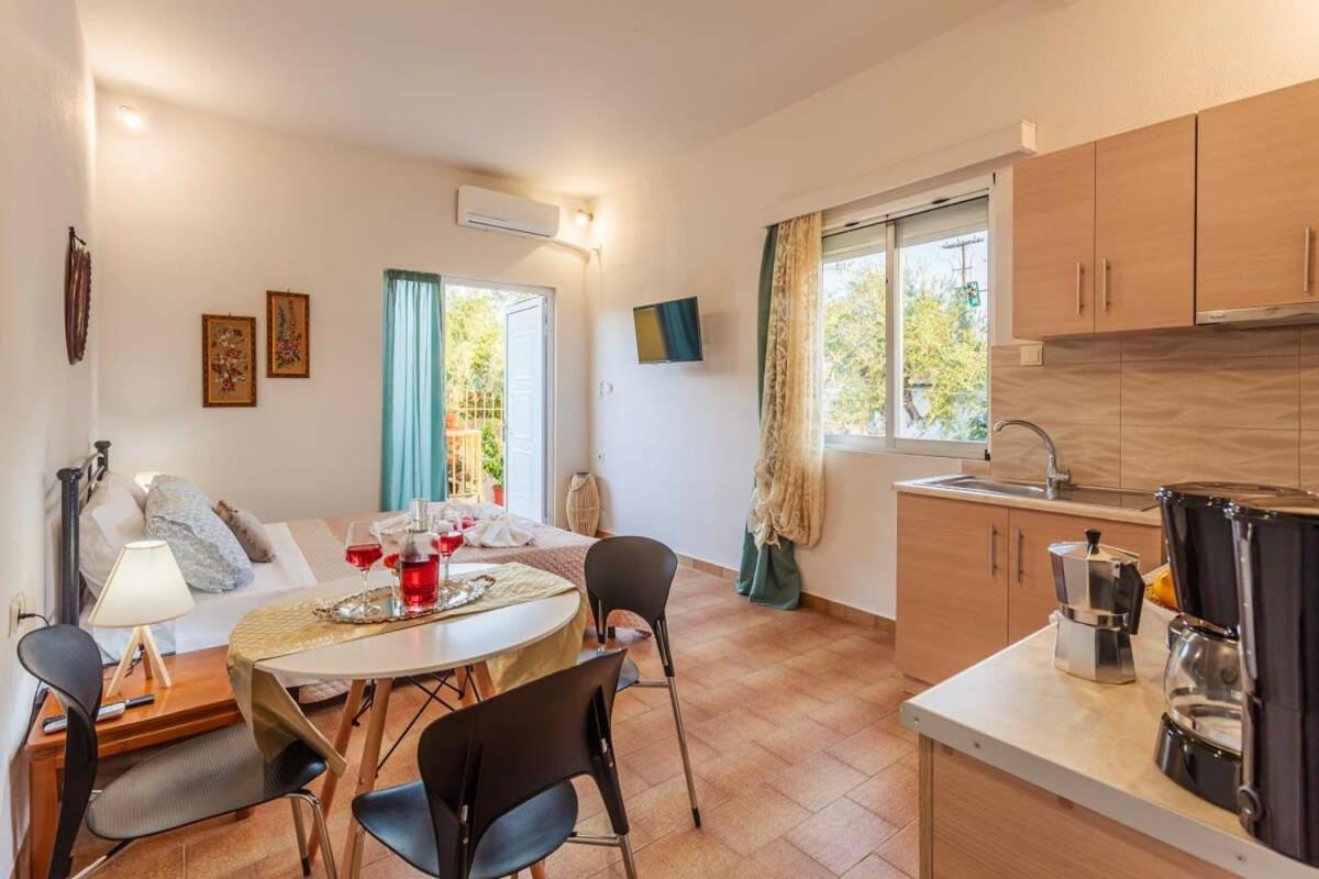 Summer Rose Garden Getaway - A Step To The Beach Kalamata Eksteriør billede